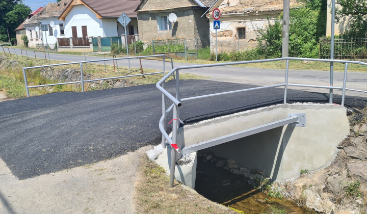 Fotka - Oprava mosta vďaka finančnej podpore vlády Slovenskej republiky 30000 EUR.